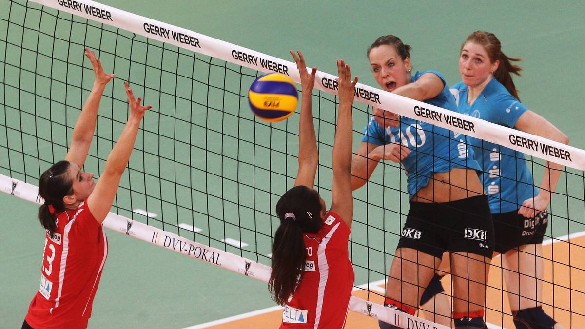 DENISE HANKE (SSC PALMBERG SCHWERIN): Achtung! Denise Hanke lässt es auf dem Feld krachen. Mit ihrer linken Klebe lehrt sie als Zuspielerin den Gegnerinnen das Fürchten. Schon zu Beginn ihrer Karriere spielte sie für den SSC Schwerin, bevor es in die weite Welt ging. Seit 2015 ist sie wieder in der Bundesliga 