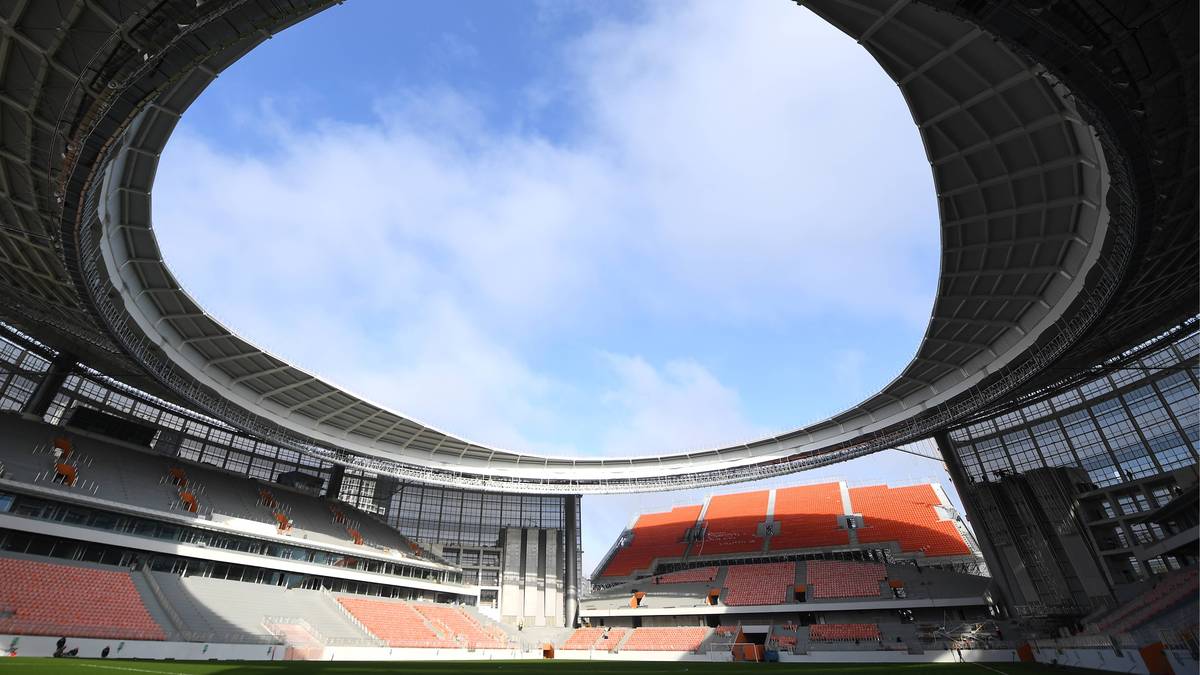Der Grund: Diese Arena, in der bei der WM 2018 in Russland vier Gruppenspiele ausgetragen wurden, bot eigentlich nur 27.000 Zuschauern Platz - für die Weltmeisterschaft zu wenig