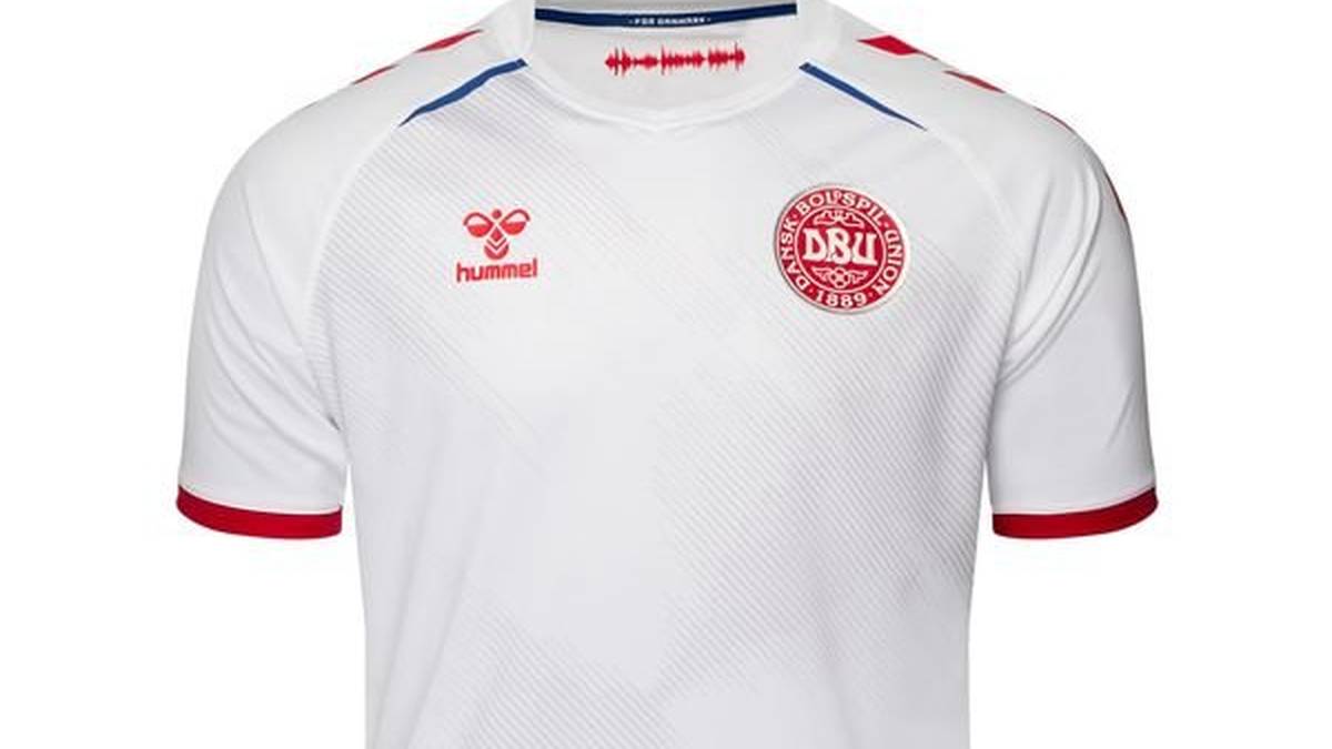 Auf fremden Rasen spielen die Dänen komplett in Weiß mit roten Akzenten.