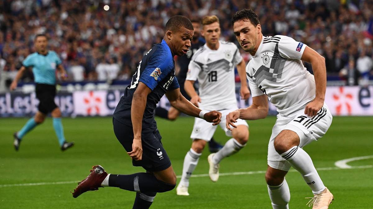 MATS HUMMELS: Der DFB-Routinier spielte in der Dreierkette links und zeigte sich in Halbzeit eins verbessert gegenüber den Vorwochen. Wurde in der 8. Minute von Mbappe auseinandergenommen, rettete dann aber stark gegen Griezmann. Hatte in Halbzeit eins auch wieder unnötige Fehlpässe drin (4., 20.). War aber insgesamt sehr zweikampfstark, vor allem gegen Griezmann. Bitter sein Duell mit Matuidi, das zum entscheidenden Elfmeter führte. Muss man nicht pfeifen. SPORT1-Note: 3,5
