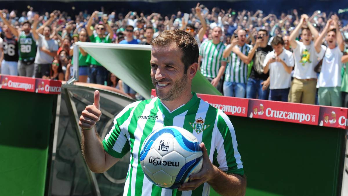 Van der Vaart wechselt nach Spanien zu Betis Sevilla. Da er dort aber oft nur Ersatzspieler ist, verlässt er den Klub bereits nach einer Saison wieder