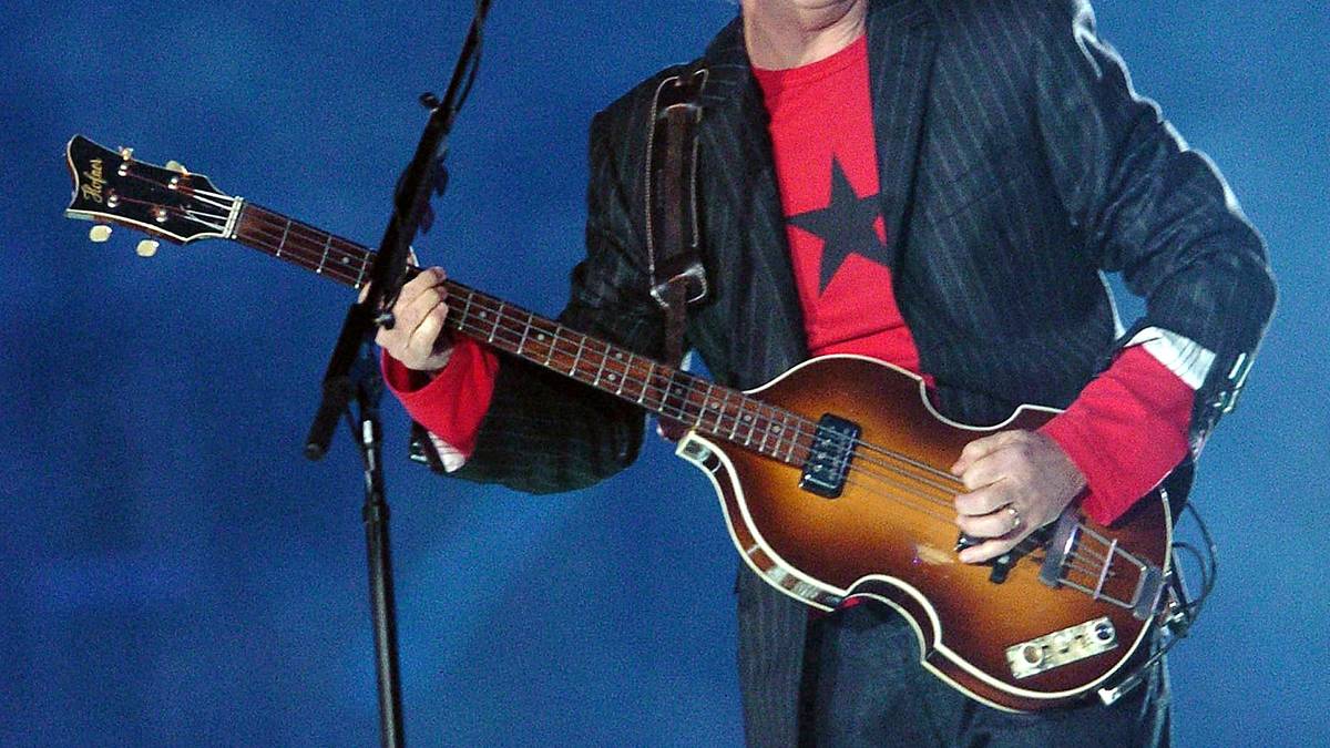 Paul McCartney erinnert mit den Songs "Drive My Car", "Get Back" und "Hey Jude" auch an Beatles-Zeiten. Zudem gibt er den Soundtrack zum James-Bond-Klassiker "Live and Let Die" zum Besten