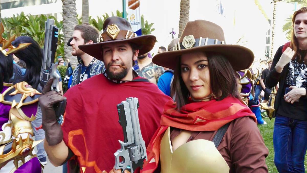Cosplay verbindet: Ein Pärchen im Mc-Cree-Look