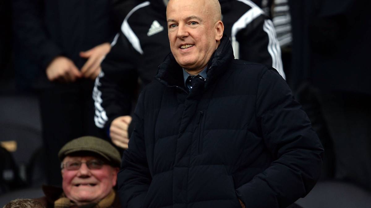 PLATZ 16: WEST BROMWICH ALBION - EISERNER ALLEINHERRSCHER: 2005 übernahm Jeremy Peace, vorher schon Geschäftsführer, alle Anteile West Broms. Seitdem führt Peace, der seine 70 Millionen Vermögen als Broker und Investment-Banker gemacht hat, den Klub als Alleinherrscher. "Er führt den Klub mit eiserner Hand", hat der Daily Express 2013 über ihn geschrieben. Im Gegensatz zu allen anderen Klubs in der Premier League heißen die Cheftrainer bei West Brom nicht "Manager", sondern: "Cheftrainer" – und müssen akzeptieren, dass Peace ihnen auch schon mal die Aufstellung diktiert