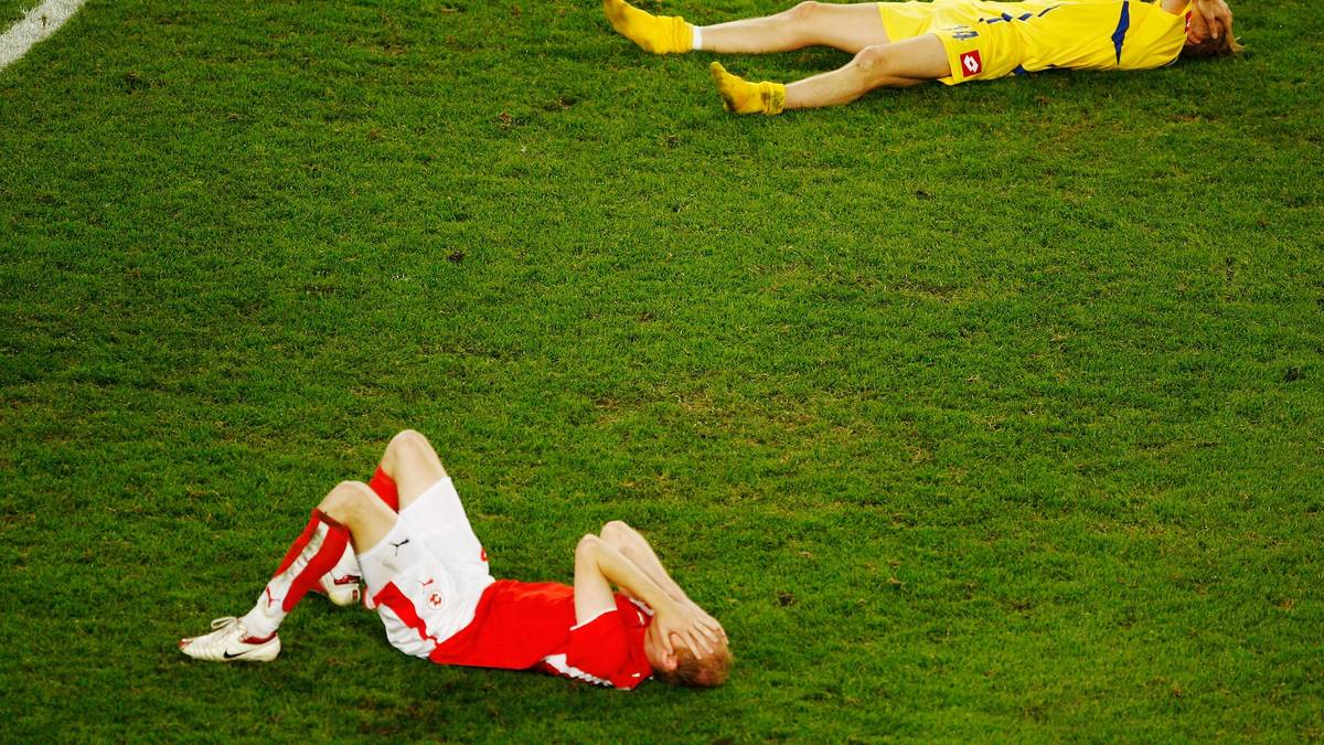 0 -  Bei der Schweiz stand 2006 sogar die Doppel-Null. Die Eidgenossen schafften es als erste Mannschaft in der WM-Geschichte, ohne ein Gegentor nach der regulären Spielzeit auszuscheiden. Im Elfmeterschießen im Achtelfinale gegen die Ukraine wurde zudem kein einziger Versuch verwandelt