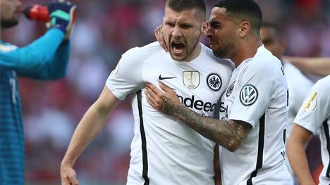 Ante Rebic (m.) wurde im Pokalfinale gegen Bayern zum Frankfurter Helden