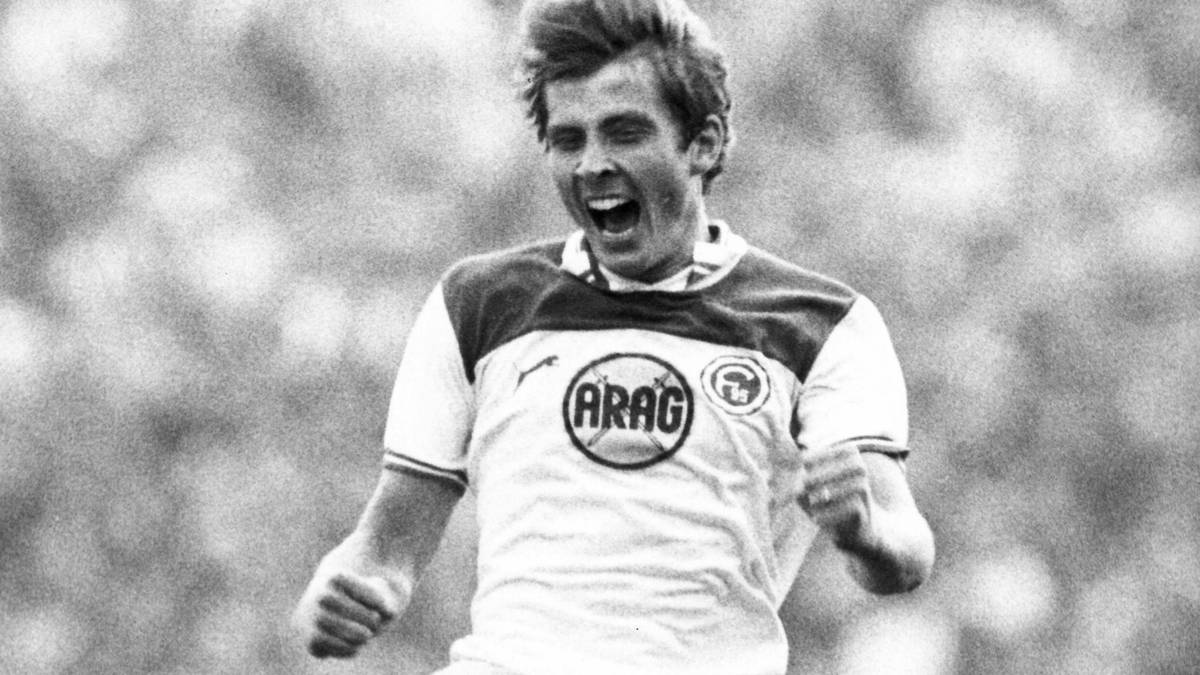 Der Isländer Atli Edvaldsson ist vor Robert Lewandowski der einzige Legionär, der in einem Bundesligaspiel fünf oder mehr Tore erzielt. Am 4. Juni 1983 schenkt er Eintracht Frankfurt fünf Treffer ein. Logisch, dass Edvaldsson gleichzeitig der erste Isländer ist, der in der Bundesliga überhaupt einen Hattrick erzielt