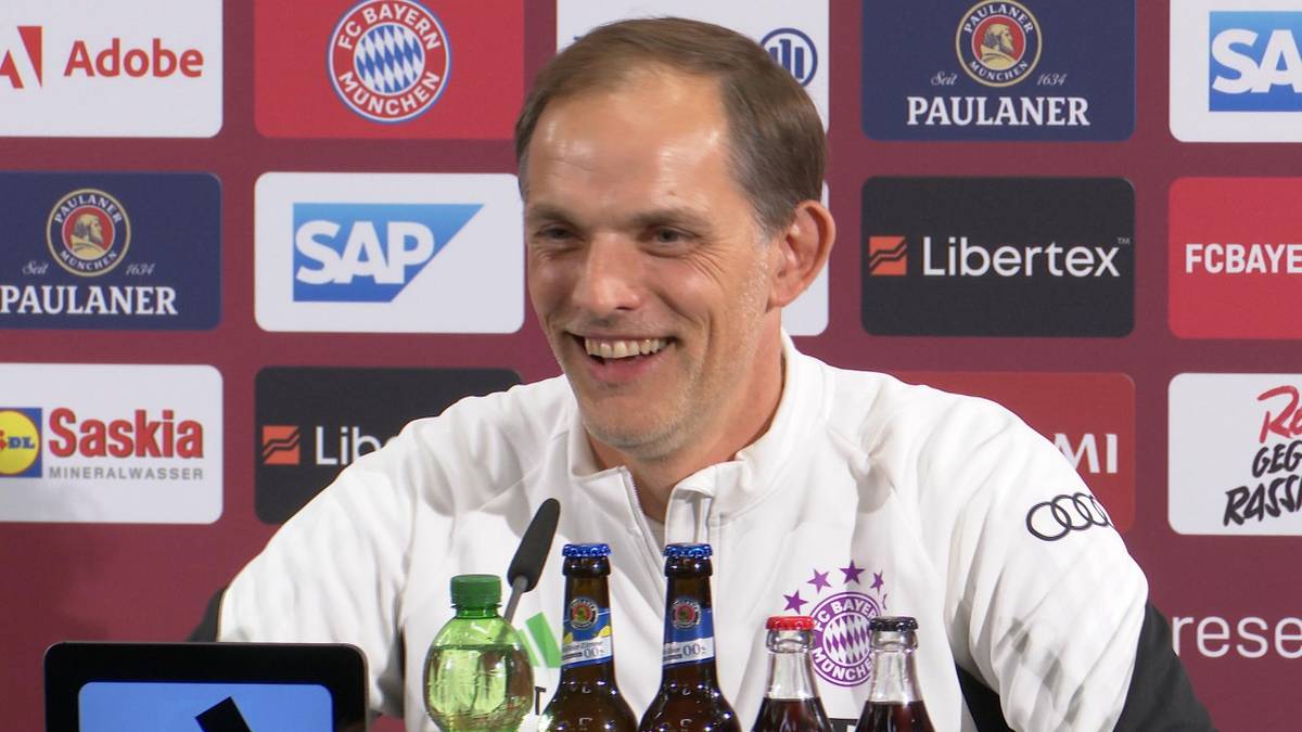 Harry Kane von den Tottenham Hotspurs steht wohl auf der Liste des FC Bayern. Trainer Thomas Tuchel muss auf der Pressekonferenz darüber lachen.