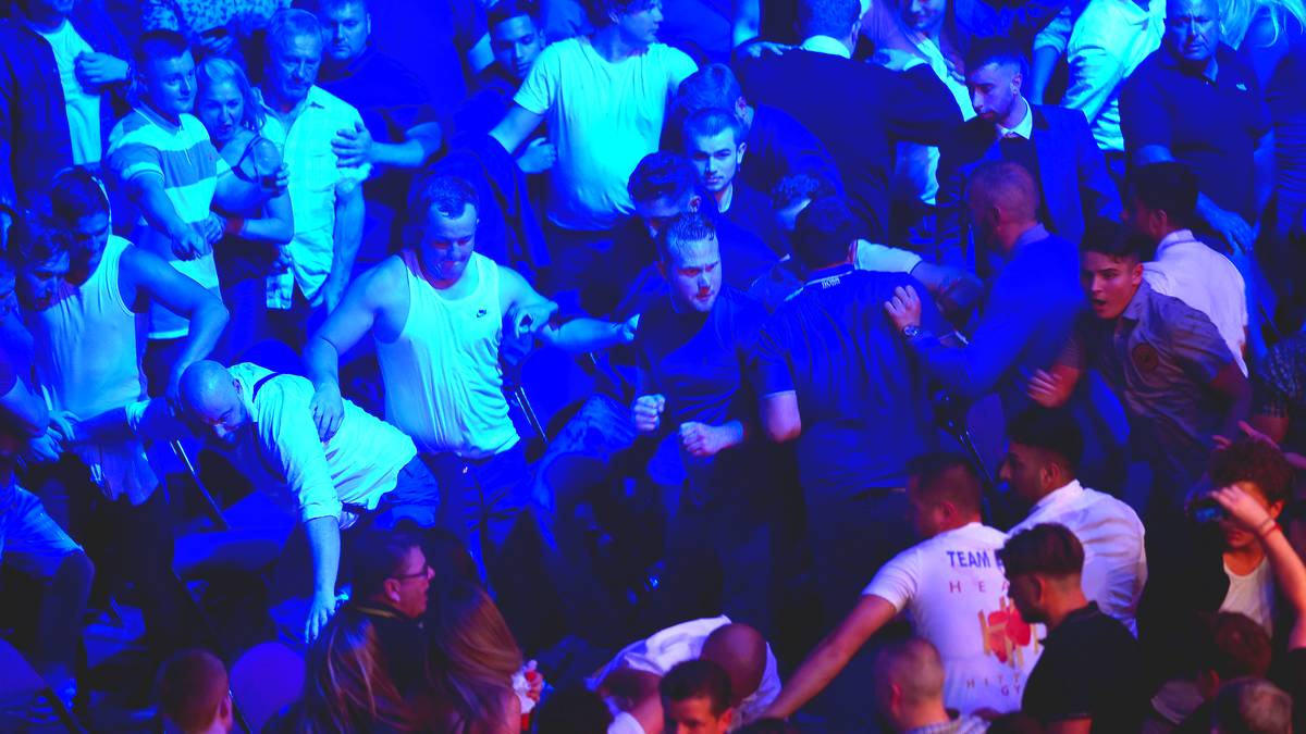 Mehr Action gibt es dagegen auf den Rängen. In der zweiten Runde kommt es zu einer Massenschlägerei. Rund 15 Männer sind beteiligt