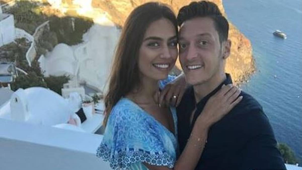 Nach dem peinlichen Vorrunden-Aus bei der WM sucht Mesut Özil Trost und Abwechslung in Griechenland. Mit seiner Freundin Amine Gülse genießt er seinen Urlaub auf Santorin. "Danke, dass du immer für mich da bist. Du bringst mich auch dann zum Lachen, wenn meine Welt aus den Fugen gerät", richtete er bei Instagram eine rührende Liebeserklärung an seine Liebste