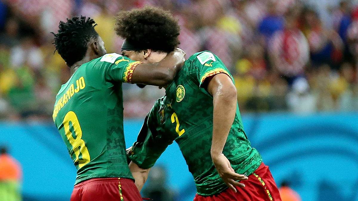 PLATZ 15 - KAMERUN (WM 2014): Als beim Stand von 0:4 gegen Kroatien das vorzeitige Aus feststand, brannten bei den Kamerunern die Sicherungen durch. Benoit Assou-Ekotto versuchte, Mitspieler Benjamin Moukandjo eine Kopfnuss zu verpassen