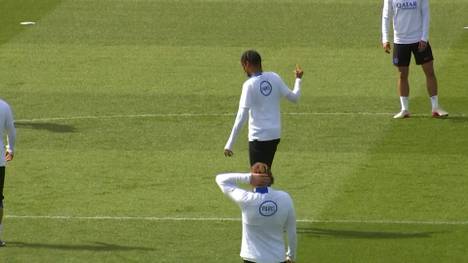 Bei den Stars von Paris Saint-Germain scheint die Laune vor dem Champions-League-Kracher gegen den FC Bayern München gut zu sein. Flügelflitzer Bradley Barcola muss im Abschlusstraining mehrmals dem Ball im Kreis hinterherjagen und bedankt sich bei seinen Mitspielern mit einer nicht ganz so feinen Mittelfinger-Geste.