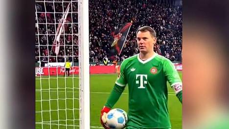 Manuel Neuer wird beim Spitzenspiel des FC Bayern in Leverkusen aus dem Bayer-Block mit Schimpftiraden und üblen Beleidigungen überzogen. Der FCB-Keeper reagiert betont gelassen.