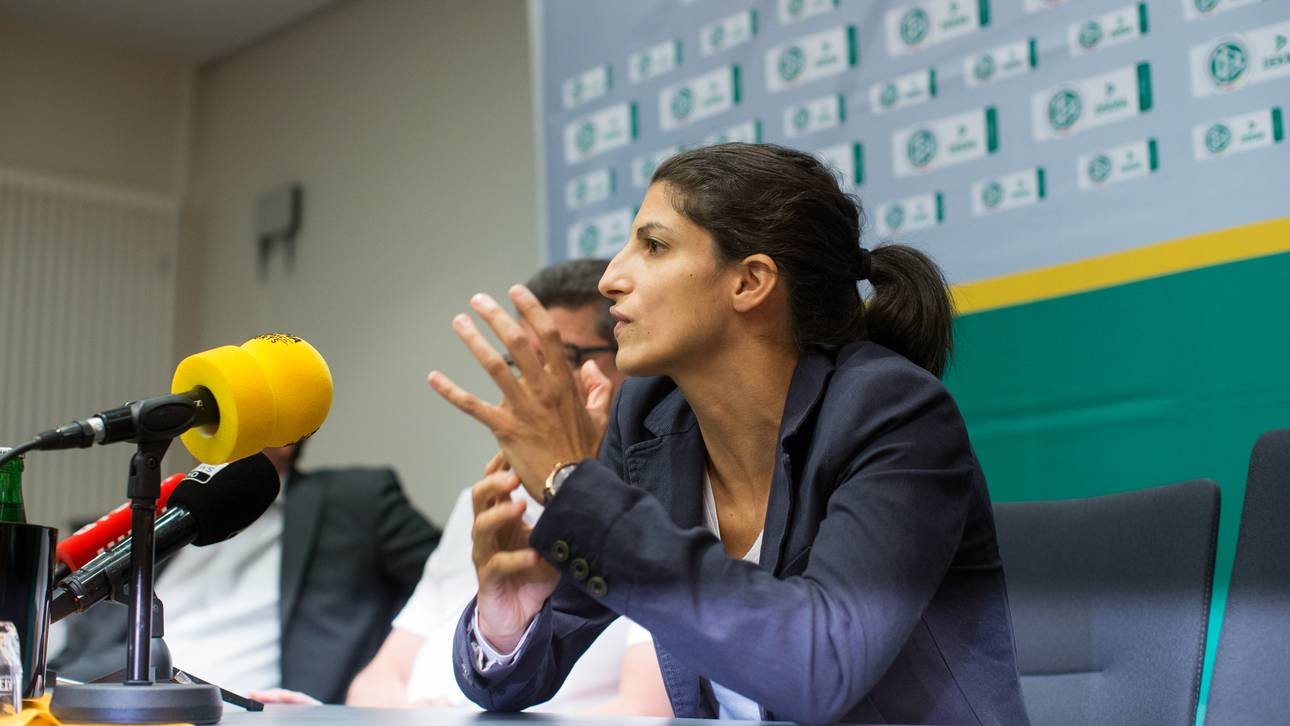 Schiedsrichterin Hussein gibt Debüt