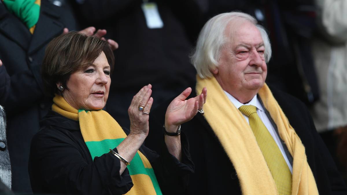 PLATZ 20: NORWICH CITY - FERNSEHKÖNIGIN UND FUSSBALLFAN: Frau, Fernsehköchin - und Ultra: Seit 2005 ist Delia Smith (71), eine weibliche und reifere Version von Jamie Oliver mit einem gewissen Hang zu Ei-Gerichten, zusammen mit ihrem Ehemann Michael Wynn-Jones Hauptaktionärin bei Norwich City. Die beiden haben ihr Geld vor allem mit dem Verkauf von Kochbüchern (sie) und dem Verlegen von Magazinen gemacht (er). Unter den Premier-League-Bossen sind sie mit einem geschätzten Vermögen von 31 Millionen Euro die ärmsten, in Sachen Kult macht ihnen aber niemand was vor. 2005 sorgte Smith für Aufsehen, als sie sich in der Pause während des Heimspiels gegen Manchester City ein Mikro schnappte und die Fans leicht lallend zum Support aufrief. Smith dementierte später entschieden, dabei betrunken gewesen zu sein
