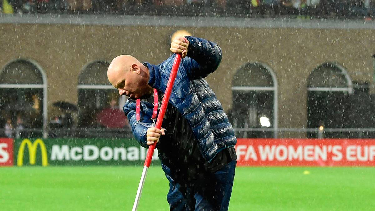 Früh wirkt es, als seien alle Bemühungen ein vergeblicher Kampf