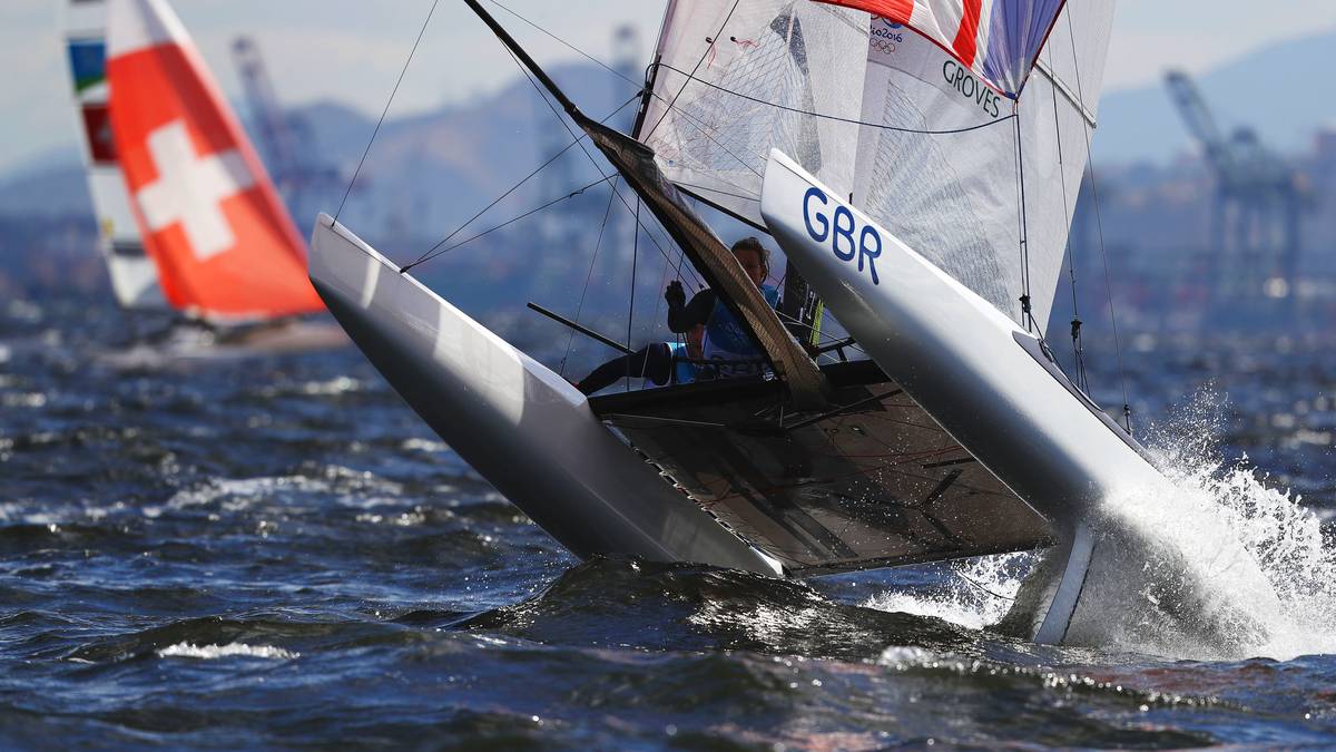 Einen wilden Ritt legen die Briten Ben Saxton und Nicola Groves beim Segeln hin