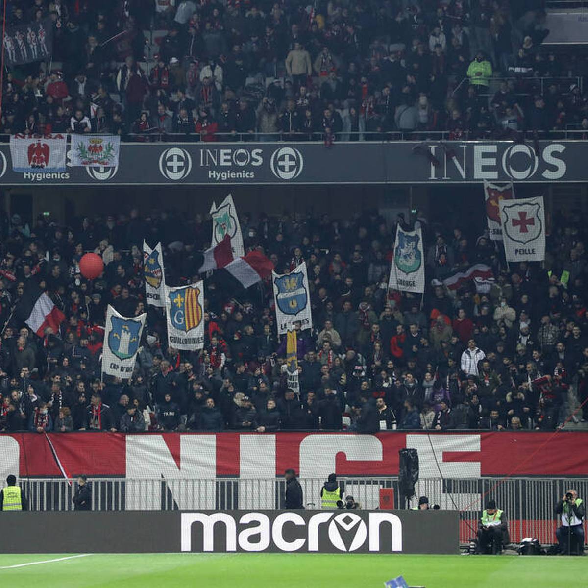 Beim Ligue-1-Spiel zwischen OGC Nizza und AS Saint-Étienne kommt es zu einem Eklat. Die Fans von Nizza singen einen Schmähgesang über einen verstorbenen Spieler.