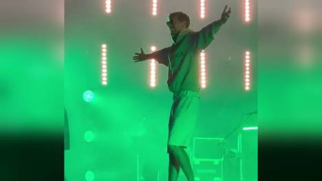 Kult-Kicker Peter Crouch eskaliert bei Rock-Festival Isle of Wight zu Kasabian auf der Bühne.