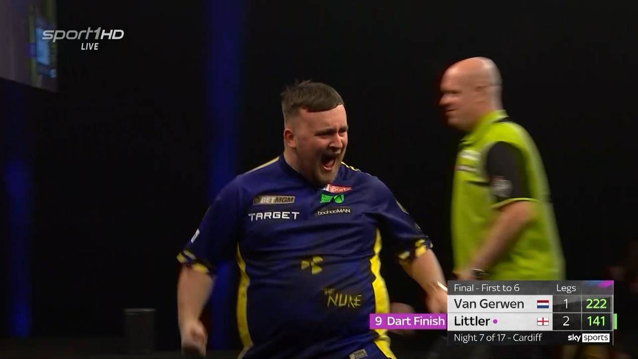 Luke Littler bejubelt seinen 9-Darter im Finale gegen van Gerwen