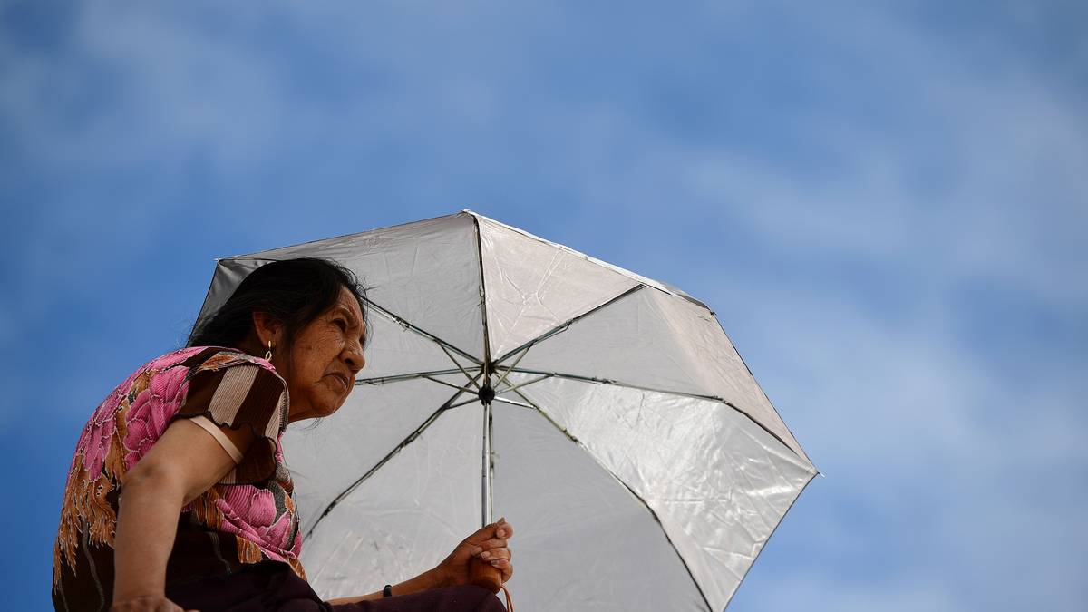Die Wetteraussichten für die kommenden Tage scheinen besser zu sein. Im Zielort Uyuni funktionierten die Zuschauer den Regnschirm schon einmal zum Sonnenschirm um