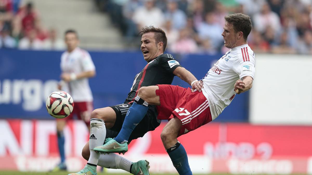 Beim Aufeinandertreffen in der Hinrunde der vergangenen Saison reist der Rekordmeister wie schon so oft als haushoher Favorit zu den seinerzeit nach drei Partien noch torlosen Hamburgern. Doch Nicolai Müller (r., gegen Mario Götze) und Co. ringen den Bayern zumindest ein 0:0 ab