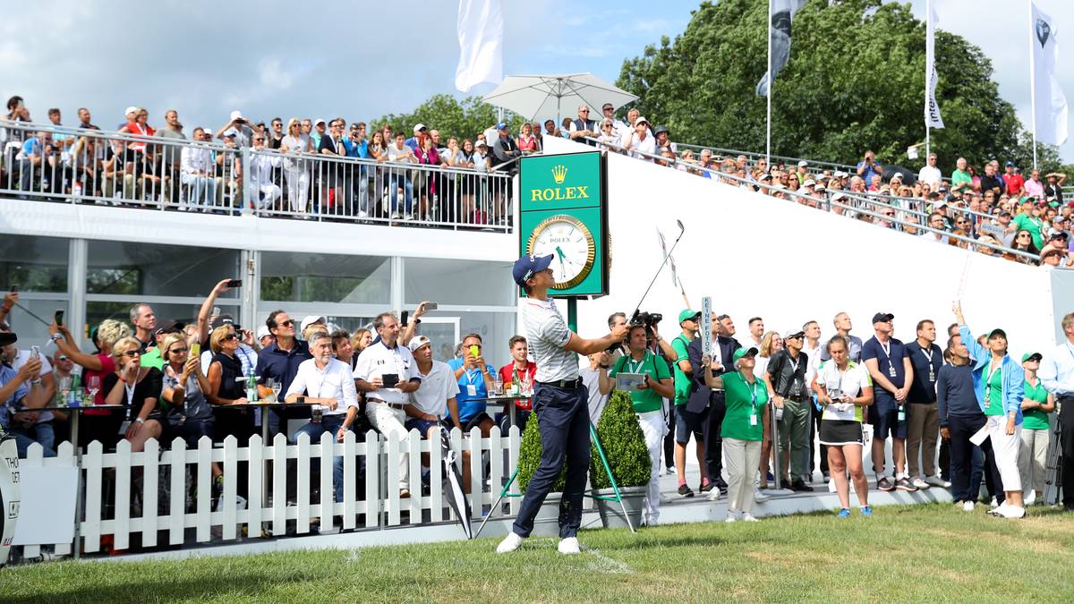 Auch der Belgier Thomas Detry liegen zeitweise mit den anderen Dreien gleichauf in Führung. Doch dann versagen ihm die Nerven. An Loch 18 schlägt er den zweiten Ball in den Gaststättenbereich am Clubhaus und muss anschließend direkt am Zaun abschlagen