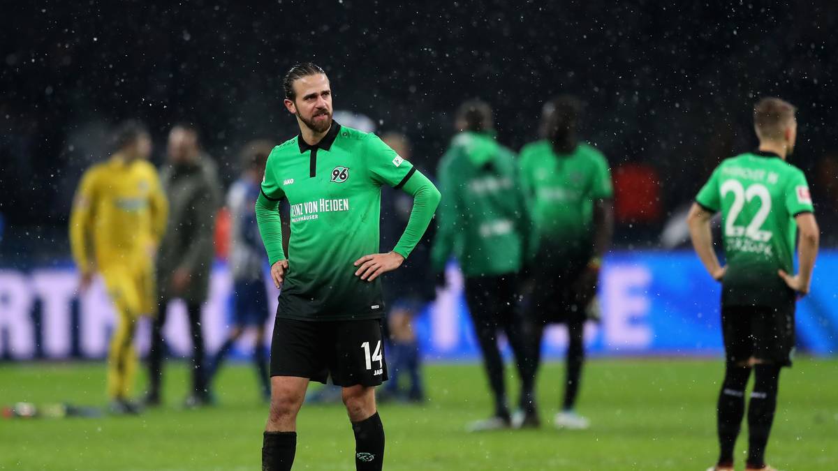 "Ja, wir haben das be­spro­chen und ab­ge­lehnt", wiegelte 96-Manager Horst Heldt ab. Trotz dem Verlust seines Stammplatzes plant Hannover weiterhin mit Harnik