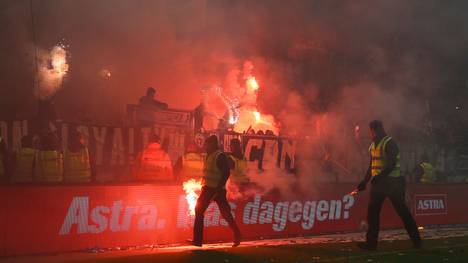 Beim Derby zündeten Anhänger des HSV und des FC St. Pauli Pyrotechnik
