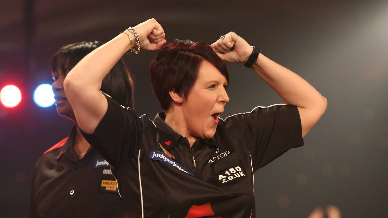 Lisa Ashton (r.) gewann 2014 das BDO-WM-Finale gegen Deta Hedman