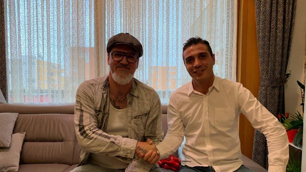 SPORT1-Reporter Reinhard Franke (l.) traf Berkant Göktan bei seinem Bruder in München zum Exklusiv-Interview