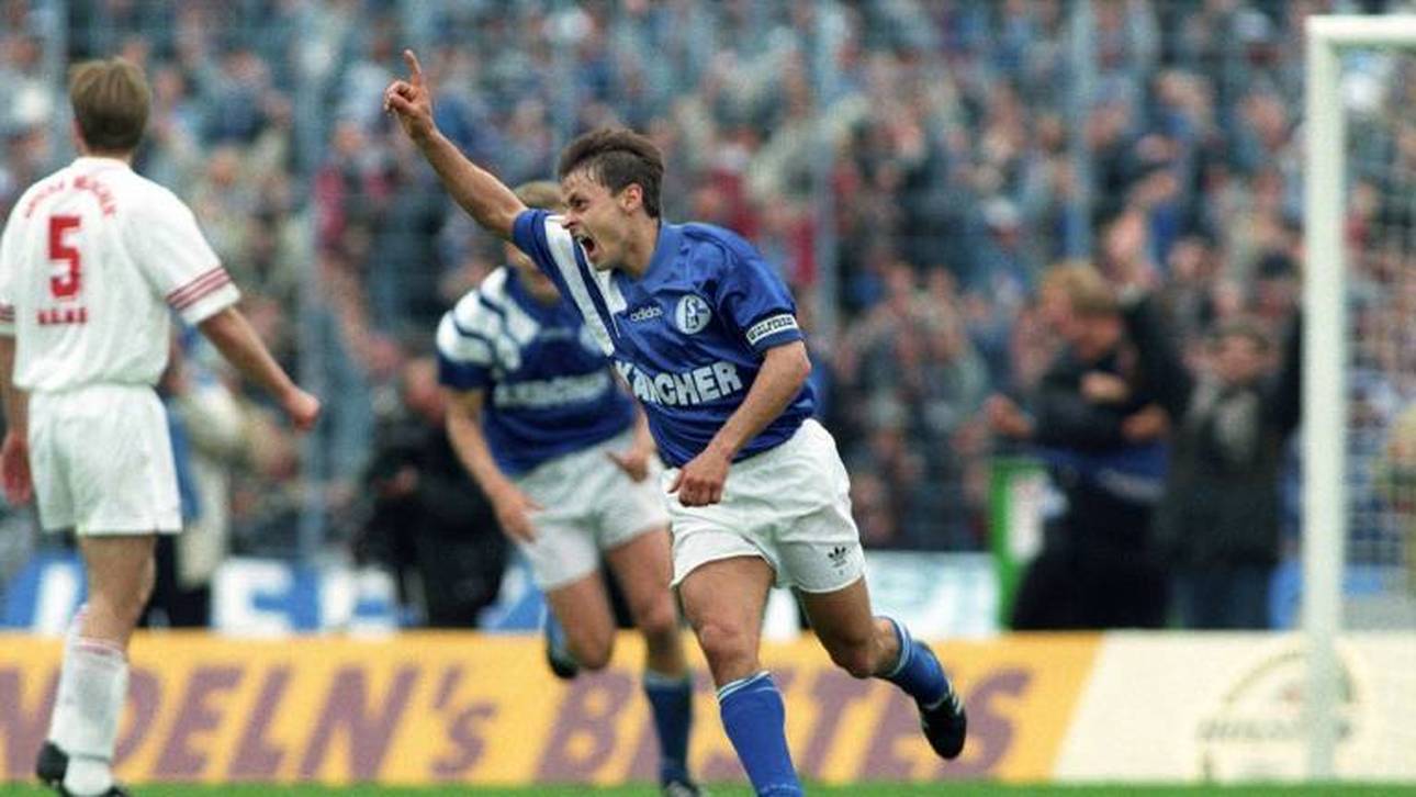 Olaf Thon bejubelt ein Tor gegen den FC Bayern