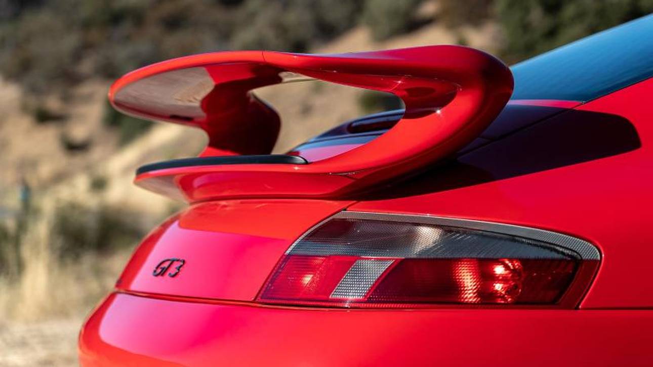 Geflügelausstellung: Auf der Motorhaube thront ein mächtiger Doppelflügel