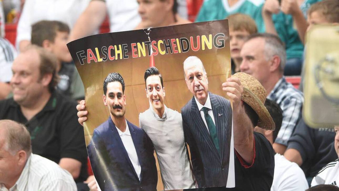 Deutsche Fans halten ein Plakat mit dem umstrittenen Foto von Gündogan, Özil und Erdogan hoch