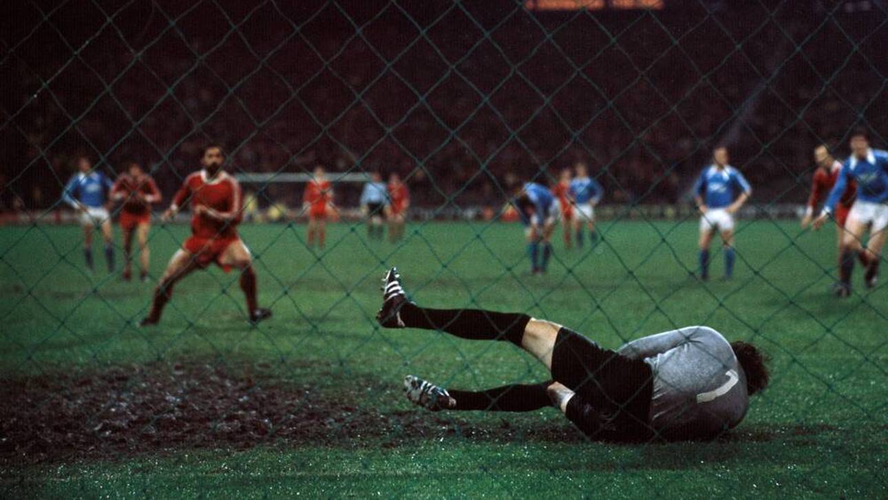 Er war nur eines von vielen prominenten Opfern: Torwart: Gerd Müller scheitert an Rudi Kargus