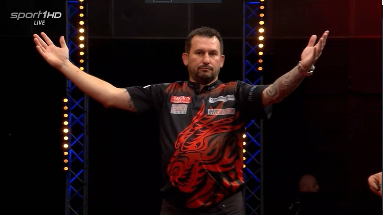 Clayton triumphiert im Gigantenduell