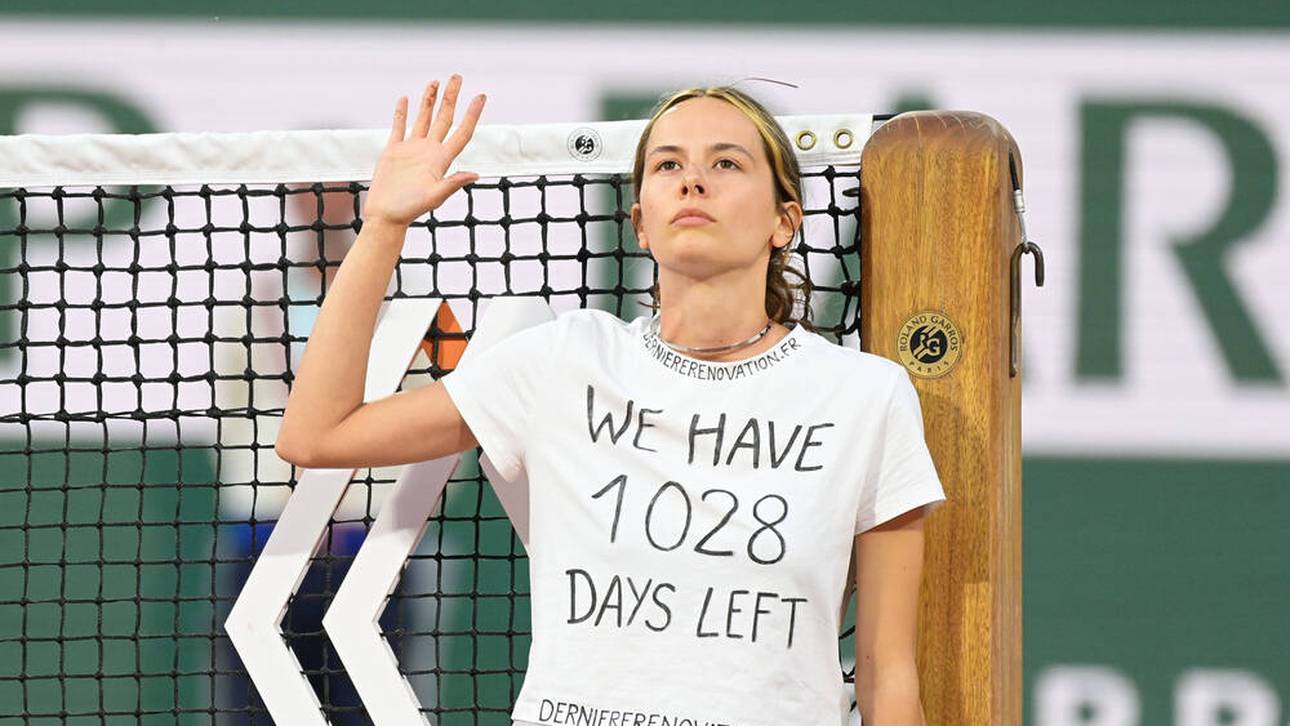 Paris: Aktivistin kettet sich ans Netz