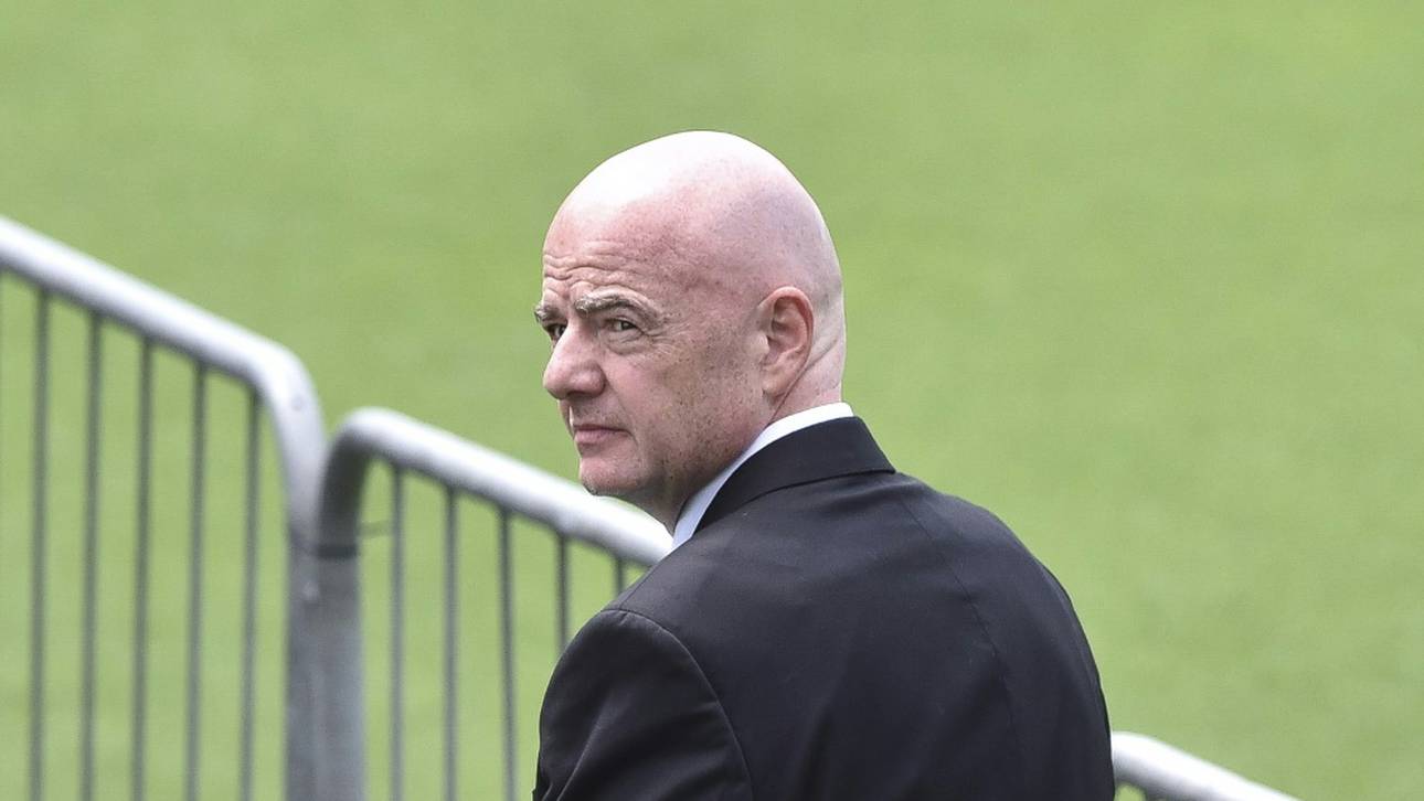 Infantino entschuldigt sich für Selfies bei Peles Totenwache