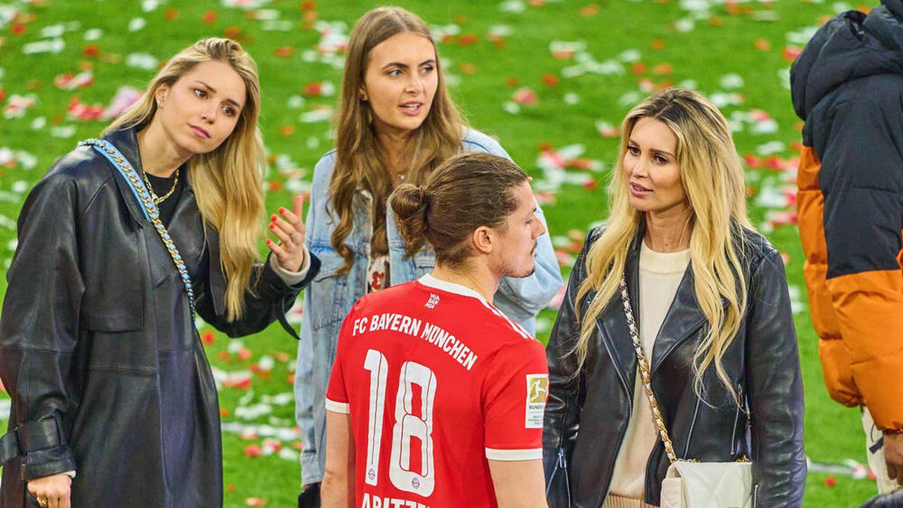 Anika Bissel (l.) bei der Meisterzeremonie des FC Bayern im Mai 2022