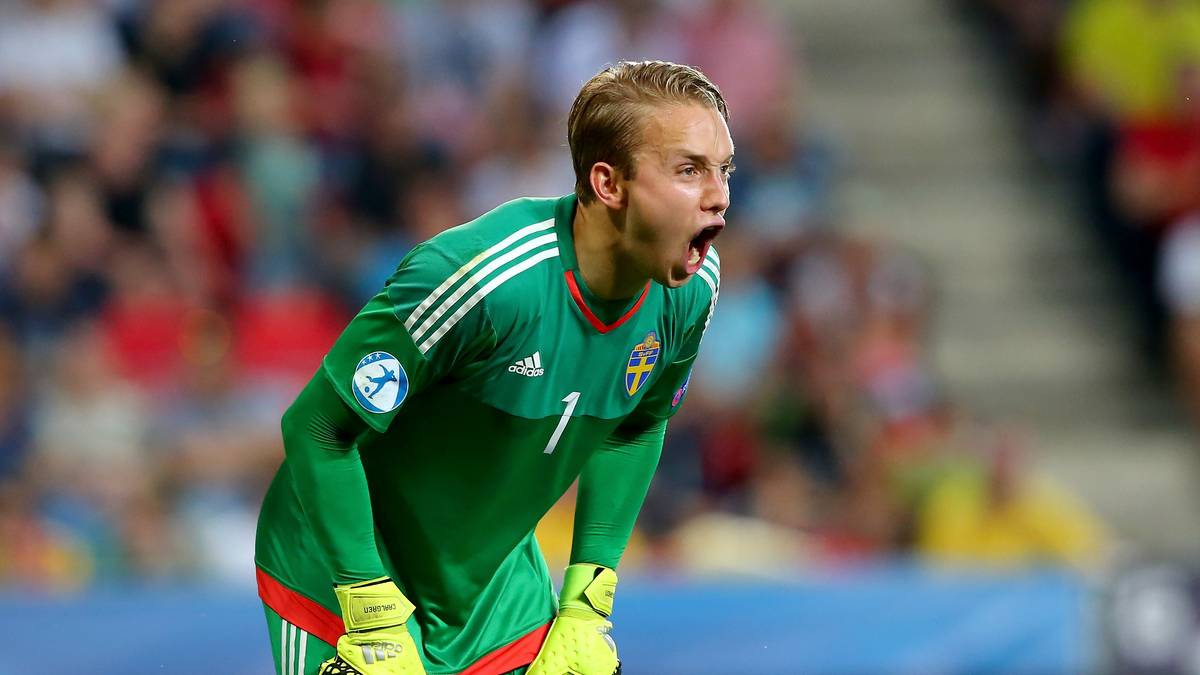 Keeper Patrik Carlgren treibt seine Vorderleute immer wieder lautstark an - und die Kommandos zeigen tatsächlich Wirkung