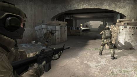 Terroristen, Anti-Terror-Einheiten und eigentlich dreht sich in Counter-Strike alles um eine Bombe. Was den explosiven Shooter so einzigartig macht und wie man spielt - SPORT1 erklärt es euch.