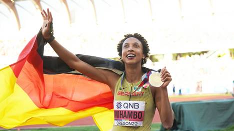 Malaika Mihambo hat sich nach ihrem WM-Triumph mit dem Coronavirus infiziert und bangt um ihren Start bei der Heim-EM der Leichtathletik.