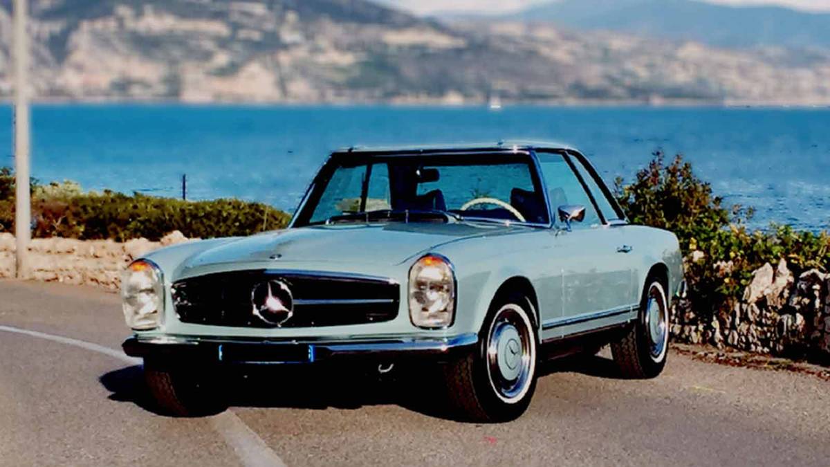 Teamkollege Nico Rosberg kommt etwas bodenständiger daher. Er fährt gerne mal seinen Mercedes 280 SL (Pagode) aus