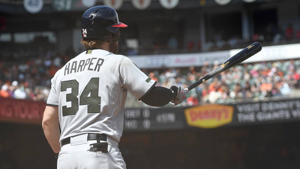 Dann nimmt das Unheil seinen Lauf. Harper wertet den Pitch von Strickland als persönlichen Angriff, feuert erst seinen Schläger und dann seinen Helm weg und geht auf seinen Gegenspieler los