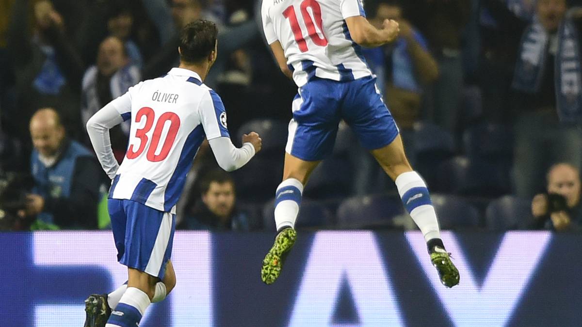 Der FC Porto will unbedingt ins Achtelfinale und die Spieler scheinen gegen Leicester teilweise fliegen zu können. Schon zur Pause steht es 3:0 für die Portugiesen, am Ende heißt es sogar 5:0