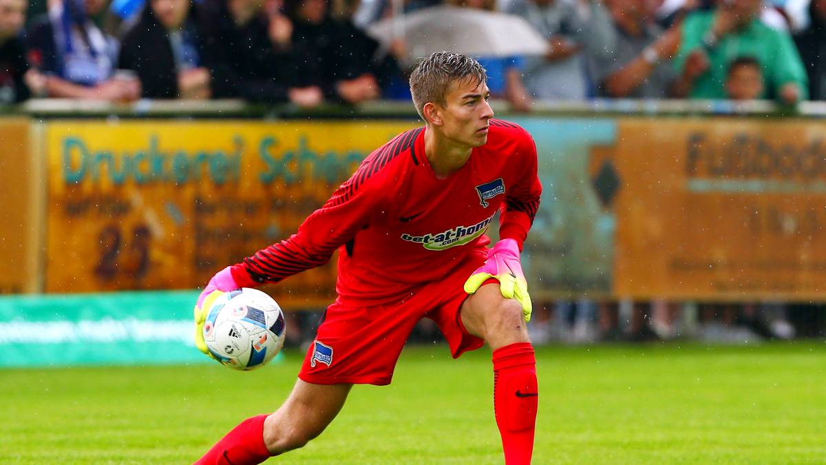 In der Sommervorbereitung darf sich der Deutsch-Amerikaner dann bei den Profis beweisen, bei denen er aber zunächst nur als dritter Keeper eingeplant ist