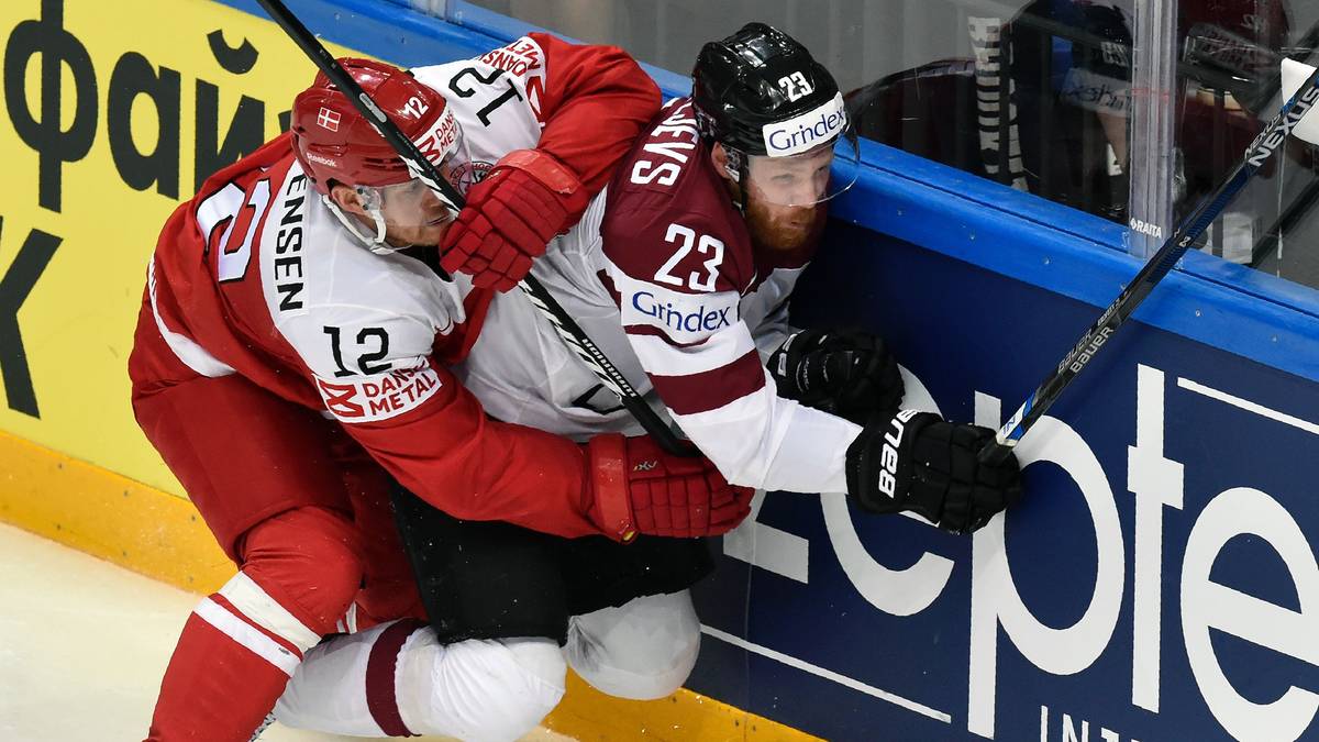 Ob er ihn vielleicht einfach nur drücken wollte? Dem lettischen Spieler scheint dieser Zuneigungsanfall an der Bande jedenfalls nicht besonders zu gefallen