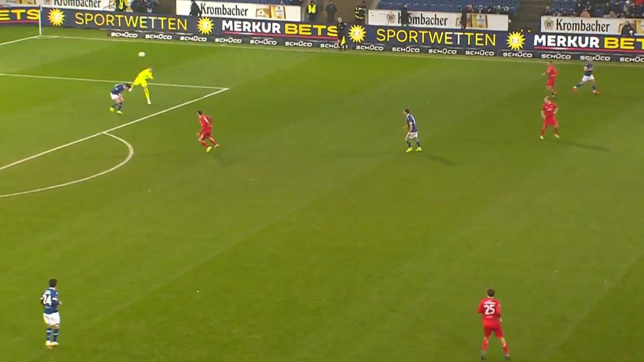 Dieser Torwart-Abwurf geht komplett schief