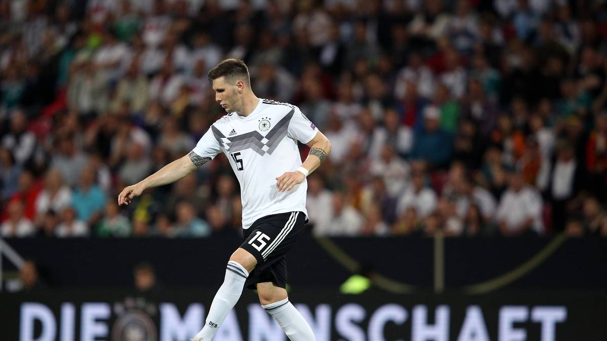 NIKLAS SÜLE: In seinem 20. Länderspiel agierte der Münchner links in der Innenverteidigung. Baute von dort mit aller Seelenruhe und viel Platz das Spiel auf. Estlands einzige Spitze Sergei Zenjov kam ihm nur selten nahe. Im zweiten Durchgang hin und wieder ein wenig leichtfertig. SPORT1-Note: 3