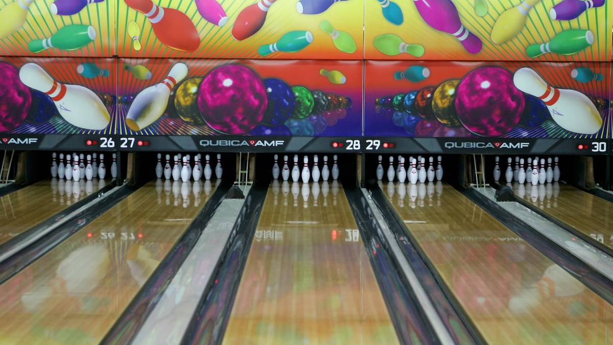 BOWLING: Diese Disziplin ist wohl die, die fast jeder Zuschauer schon einmal selbst ausprobiert hat. Ziel ist, die zehn Pins am Ende der Bahn umzuwerfen